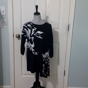 Chico's size 1 black & white tunic